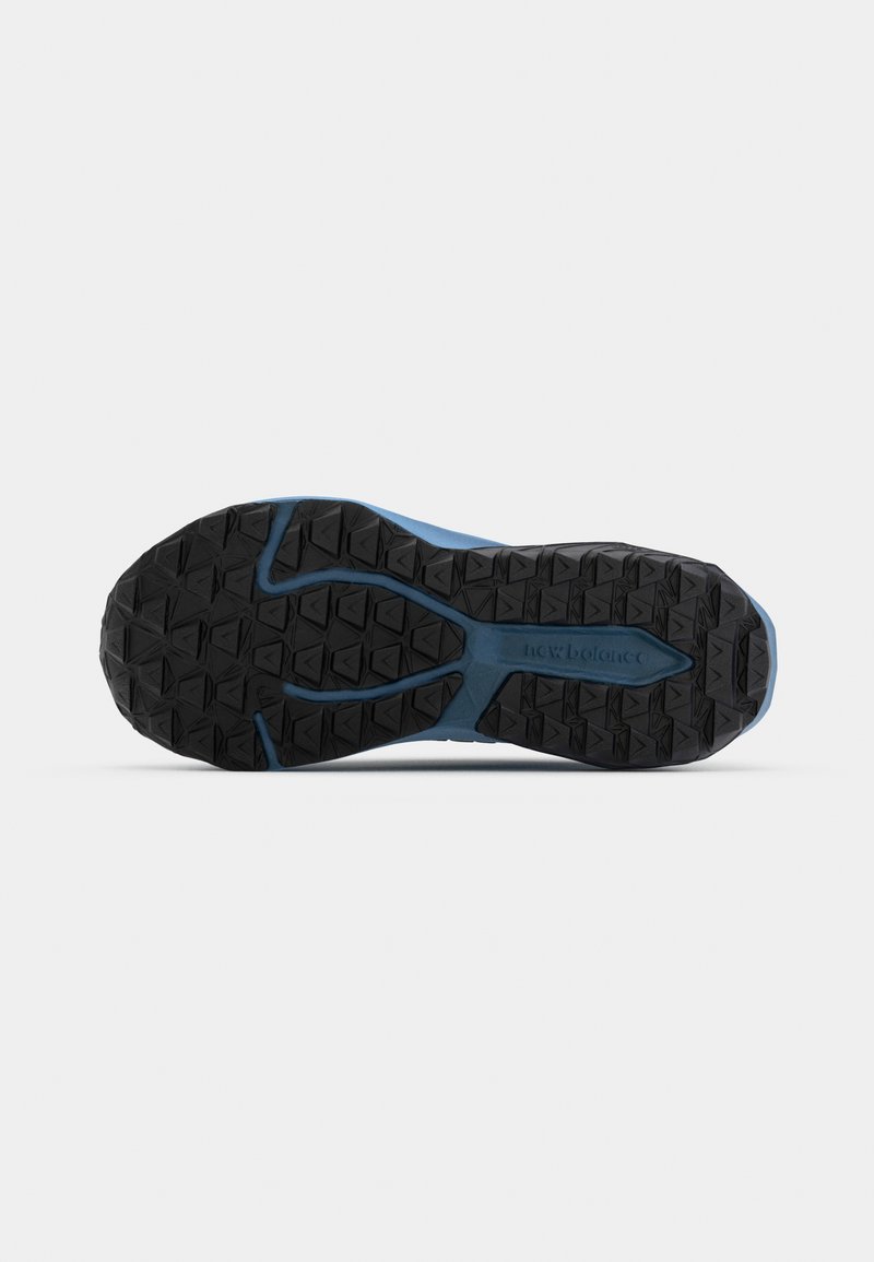Semelle en caoutchouc noir avec des crampons triangulaires profonds, dotée d'une section intermédiaire bleue. Durable et conçue pour offrir une traction sur diverses surfaces.