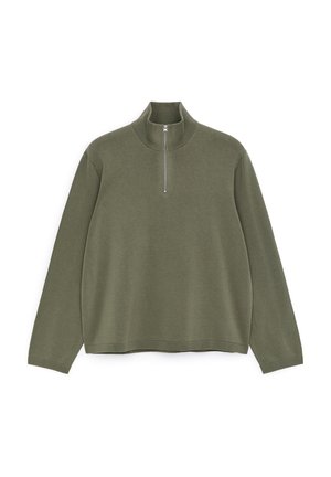 Olivengroene trui met lange mouwen, hoge kraag en een halve voorrits, weergegeven op een witte achtergrond.