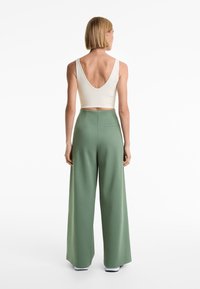 OYSHO SUPER HIGH RISE PIQUÉ WITH COTTON - Hlače - green