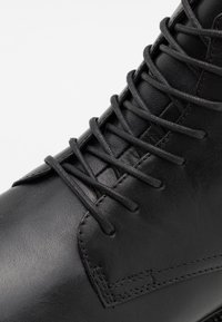 Vagabond ALEX - Botins de atacadores - black