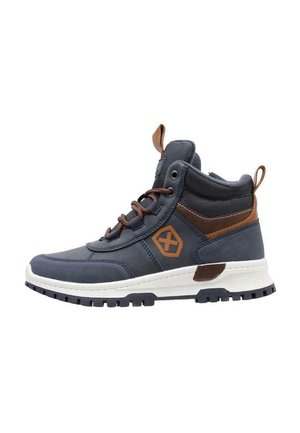 Zapatilla mid-top azul con acentos marrones, suela de goma, logo en el costado, material texturizado, diseño de cordones y tira de agarre en el talón.