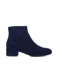 Bottine en daim bleu marine avec un bout arrondi et un talon bloc. Texture lisse avec des coutures minimalistes et sans hardware visible.