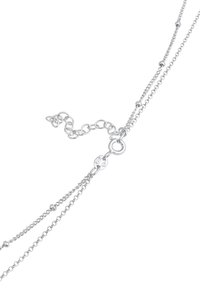 Collana d'argento con catene multiple, caratterizzata da perline rotonde, chiusura a granchio e lunghezza della catena regolabile. Marcata 925 per argento sterling.