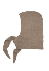 Brązowy prążkowany dzianinowy kaptur z troczkami. Posiada zaokrąglony wierzch i opadające klapy zapewniające ochronę. Miękka faktura i elastyczny kształt.