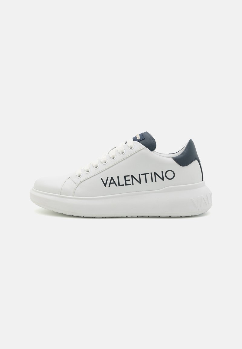 Valge nahast tossud siniste aktsentidega, millel on nöörimise disain, tõstetud tallad ja "VALENTINO" logo küljel.