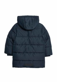 Giacca puffer blu scuro con cappuccio, caratterizzata da linee orizzontali cucite, maniche corte e un logo rettangolare del marchio sul retro.