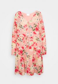 Růžové dlouhé šaty s květinovým potiskem v červené, bílé a zelené barvě, zapínání na knoflíky vepředu, výstřih do V, pás na zavázání v pase a sukně s volány.