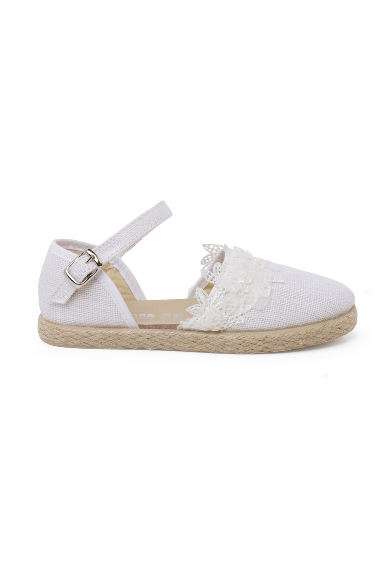Espadrille blanche avec des accents en dentelle, dessus en textile, semelle en jute, sangle de cheville avec boucle en métal et design à bout fermé.