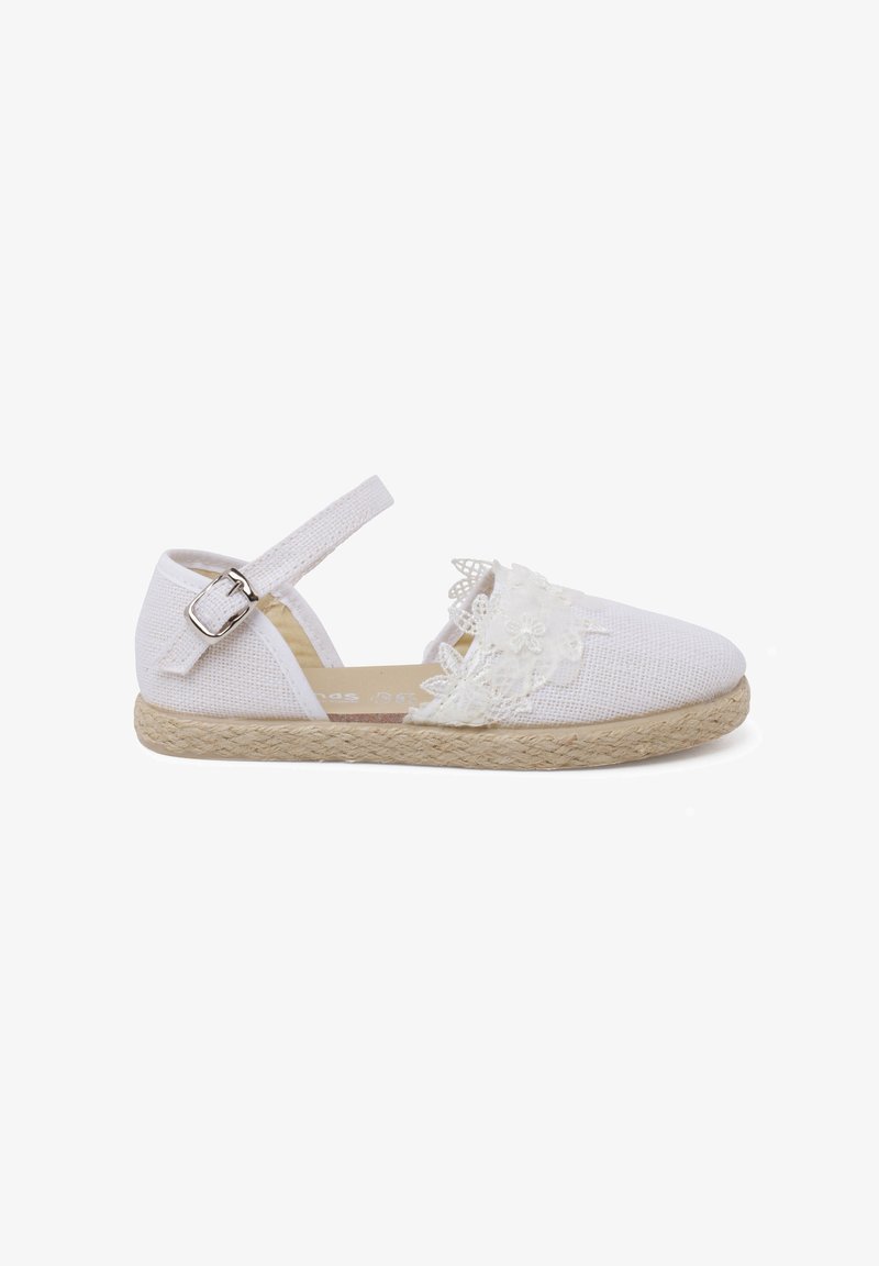 Espadrillas bianche con accenti in pizzo, tomaia in tessuto, suola in juta, cinturino alla caviglia con fibbia in metallo e design della punta chiusa.