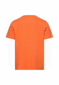 Pomarańczowa koszulka z krótkim rękawem wykonana z bawełny, z okrągłym dekoltem i gładką, jednolitą fakturą bez widocznych wzorów czy ozdób.