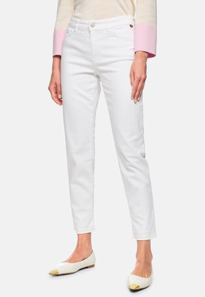 White straight-leg jeans with a comfortable fit, made of denim, featuring front pockets and a classic button closure. Accented with flat shoes.