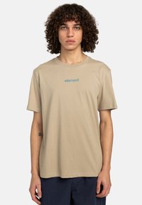 Beige kortærmet t-shirt lavet af bomuld, har en rund halsudskæring, afslappet pasform og et diskret blåt "element" logo på brystet.