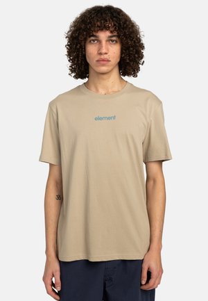 Beige kortærmet t-shirt lavet af bomuld, har en rund halsudskæring, afslappet pasform og et diskret blåt "element" logo på brystet.