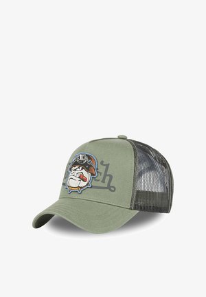 Gorra de lona verde con una parte trasera de malla negra, que presenta un gráfico bordado de un bulldog con un sombrero de estilo militar y un cigarro.