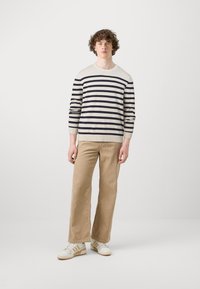 GAP CORE CREW FEEDER STRIPE - Pulóver - birch