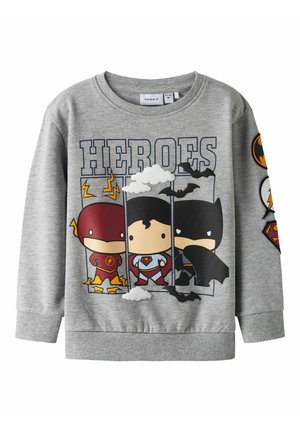 Sweat-shirt gris avec Flash, Superman et Batman en dessin animé sous le mot « HEROES », ainsi que des logos de super-héros sur la manche droite.