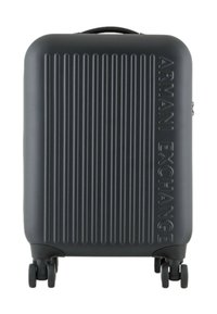 Maleta rígida negra con textura ribeteada vertical. Presenta el logo en relieve "Armani Exchange", un asa robusta y cuatro ruedas para facilitar la movilidad.