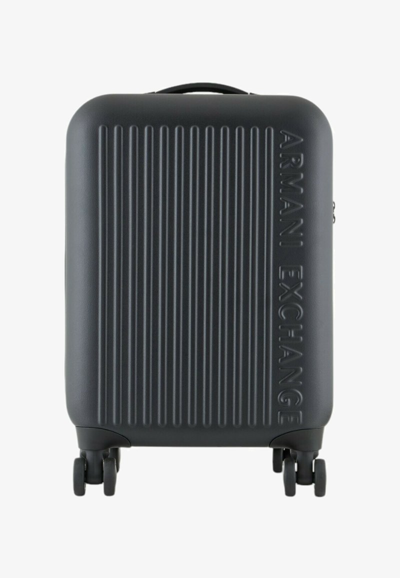 Maleta rígida negra con textura ribeteada vertical. Presenta el logo en relieve "Armani Exchange", un asa robusta y cuatro ruedas para facilitar la movilidad.