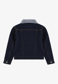 Giacca di jeans scura con colletto in finta shearling grigio. Presenta un design aderente, dettagli cuciti e polsini con bottoni.