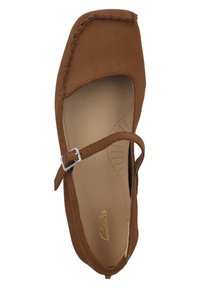 Scarpa Mary Jane in suede marrone con cinturino a fibbia, punta quadrata, dettagli cuciti e fodera interna liscia.