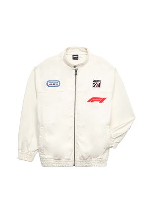 Hvid lynlåsjakke med elastiske manchetter og kant, med røde "F1" og "Formation Lap," "Racing," logoer på fronten af brystområdet.