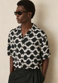 Reiss REGULAR FIT - MAKARB ABSTRACT FLORAL PRINT CUBAN - Ing - black multi