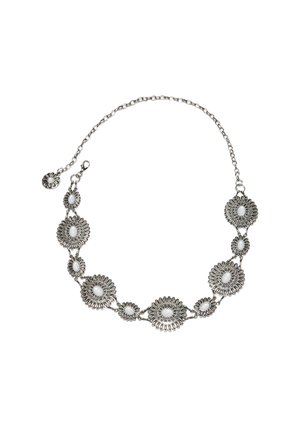 Srebrna ogrlica iz verige z medaljoni v obliki ovalnih cvetličnih motivov, vsak z belim osrednjim kamnom.