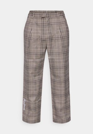 Hallid ruudulised püksid lahtise lõikega, millel on heledate beežide ja mustade joontega ruudumuster ning küljetaskud. Kaunistatud valgete tähtedega.