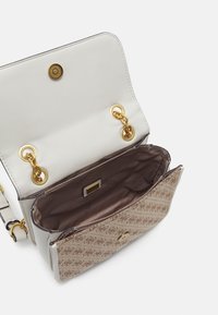 Valkoinen nahkalaukku, jossa kullanväriset metalliosat, teksturoitu sisusta ja kuvioitu etukansi. Mukana irrotettava olkahihna.