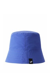 Niebieska czapka z daszkiem, wykonana z gładkiego materiału, z szerokim, opadającym daszkiem. Ma wyszywane detale oraz małą czarną metkę z boku.