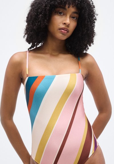 Ολόσωμο μαγιό με πολύχρωμες διαγώνιες ρίγες σε μπλε, πορτοκαλί, ροζ, κίτρινο και καφέ. Λεπτές τιράντες και λείο ύφασμα.