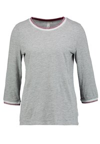 Graues Langarm-T-Shirt mit rundem Ausschnitt, ausgestattet mit einem bordeauxroten und silberglitzernden Kragen und Bündchen sowie dezenter gestickter Verzierung.