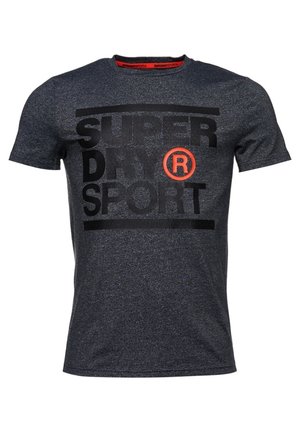 T-shirt de sport manches courtes gris foncé avec un texte noir en gras « SUPER DRY SPORT » et un symbole de marque déposée encerclé en rouge sur la poitrine.