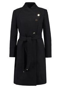Abrigo negro de mezcla de lana con diseño envolvente, que cuenta con un cuello alto, botones dobles y una cintura ceñida con cinturón a juego. Textura suave, de longitud hasta la rodilla.