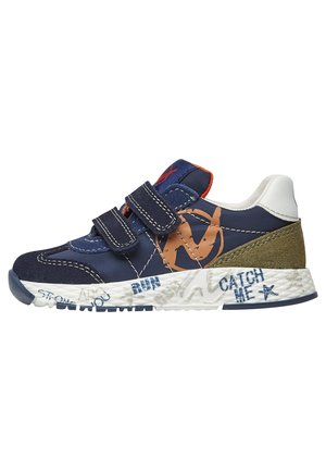 Sneaker blu e blu scuro con accenti arancioni, pannelli testurizzati blu scuro, doppie chiusure in Velcro e suola bianca con testo e disegni in blu e grigio.
