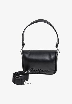 Schwarze Leder-Crossbody-Tasche mit strukturierter Form, ausgestattet mit einem gebogenen Griff, abnehmbarem Riemen und geprägtem Logo-Detail auf der Vorderseite.