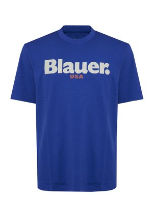 T-shirt blu a maniche corte con scollo a girocollo, grande scritta bianca "Blauer." e sotto una scritta più piccola rossa "USA" sul davanti.