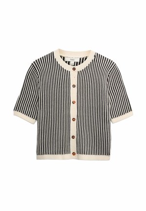 Cárdigan de manga corta con rayas verticales en blanco y negro, textura acanalada, cuello redondo y cierres de botones marrones en la parte delantera.