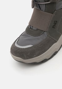 Szare zimowe buty z połączeniem gładkich i zamszowych tekstur, z elastycznymi paskami i gumową podeszwą zapewniającą dobrą przyczepność.