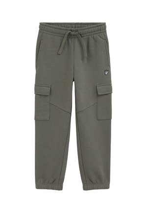 Detské cargo tepláky oliwkovej farby s elastickým pásom, šnúrkou, dvomi bočnými vreckami s chlopňami a elastickými pätkami na členkoch.