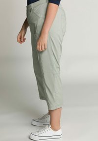 Ulla Popken 7/8 RETROUSSABLE POCHES - Broek - light gray