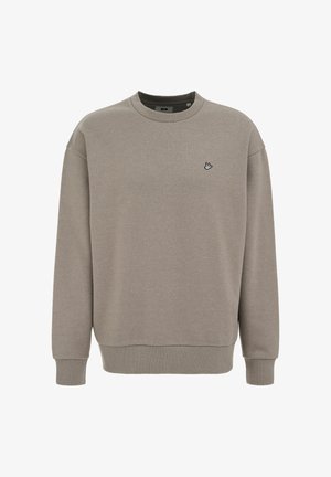 Pilkas džemperis iš minkštos medžiagos, su apvalia apykakle, ilgomis rankovėmis ir maža juoda išsiuvinėta logotipo krūtinės srityje.