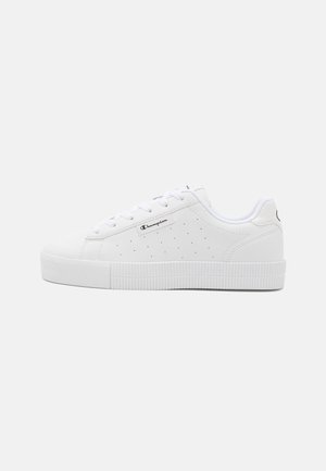 Białe niskie sneakersy z perforowanymi bokami, sznurowaniem oraz logo Champion na boku i pięcie na jednolitym tle.