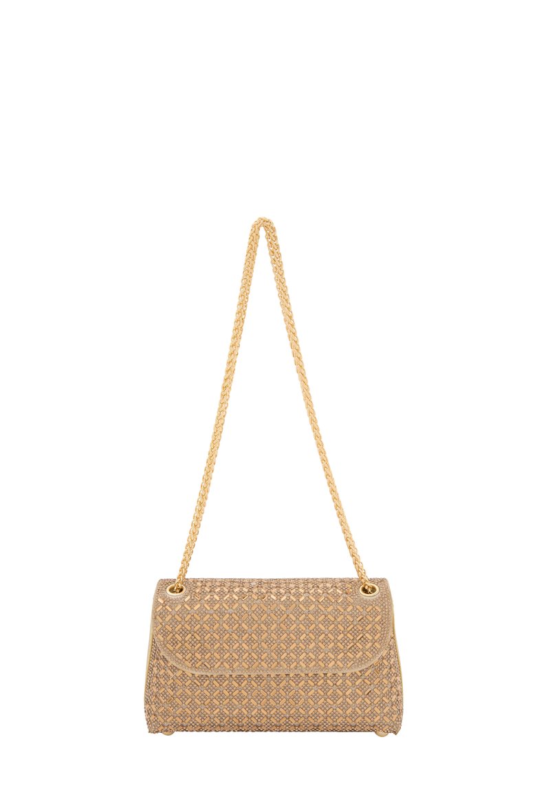 Borsa beige con una texture intrecciata, dotata di chiusura a patta e una tracolla in catena dorata. Presenta una forma rettangolare con accenti di motivo geometrico.