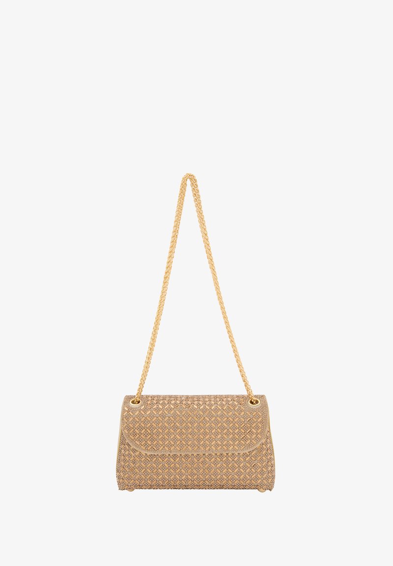 Beige laukku, jossa on kudottu pinta, jossa on läppä sulku ja kultaketjusankka. Muotoiltu suorakulmaiseen muotoon geometristen kuviovihjeiden kanssa.