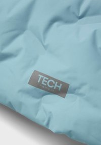 Hele sinine paks kude, millel on sile tekstuur; sellel on hall silt, millel on ristküliku kujuline disain tekstiga "TECH" ja "name it".