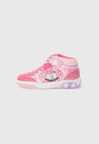 Rosa høy-top sneakers laget av syntetisk materiale, med blomstergrafikk, hjerte mønster og en glitrende stropp. Lysende såledetalj.
