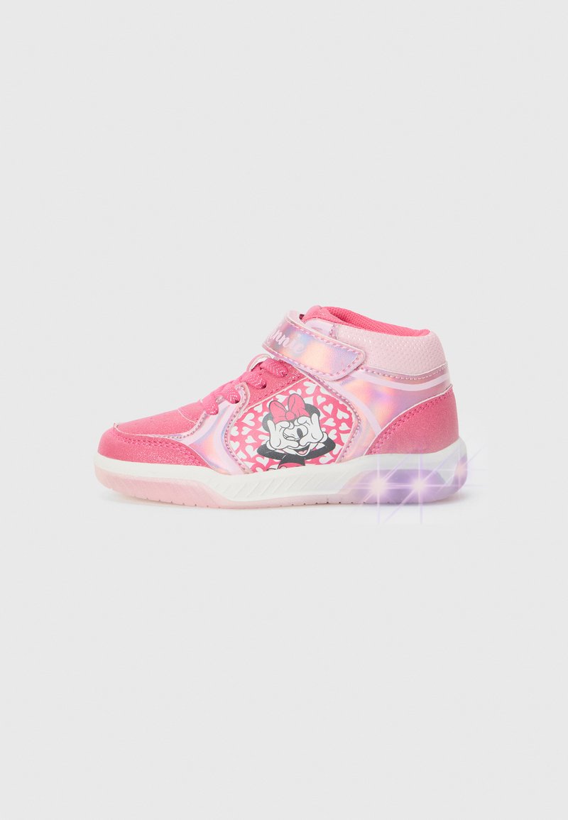 Rosa høy-top sneakers laget av syntetisk materiale, med blomstergrafikk, hjerte mønster og en glitrende stropp. Lysende såledetalj.
