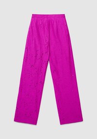 Fuchsia weite Hose mit einem strukturierten Blumenmuster, ausgestattet mit einem flachen Bund und ohne sichtbare Verschlüsse, gefertigt aus leichtem Stoff.