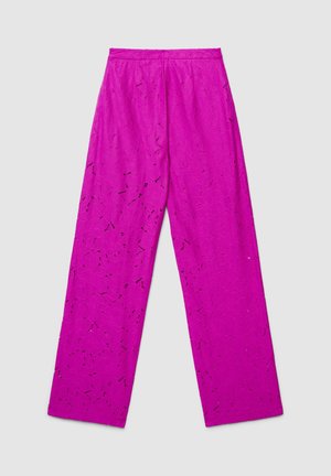 Pantalon large fuchsia avec un motif floral texturé, doté d'une ceinture plate et sans fermetures visibles, fabriqué en tissu léger.